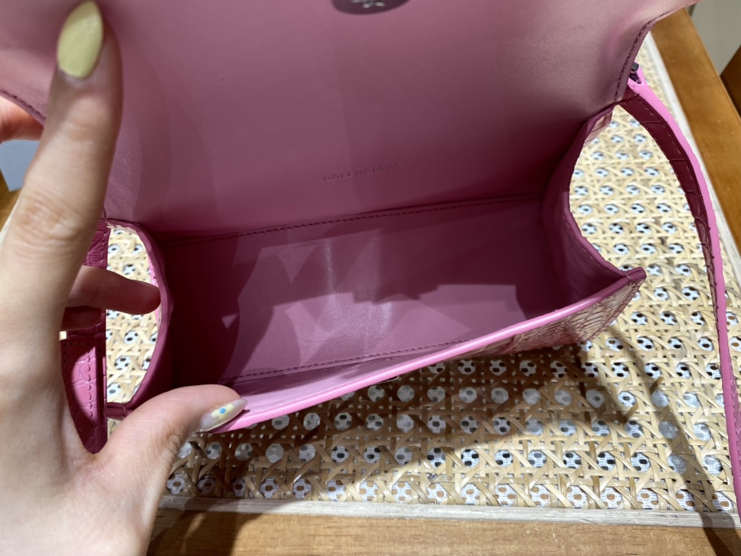 BALENCIAGA 𝐇𝐨𝐮𝐫𝐠𝐥𝐚𝐬𝐬 𝐗𝐒 crocodile-textured cowhide