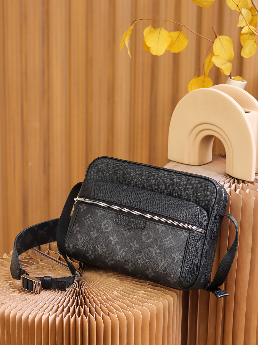 Louis Vuitton 𝙊𝙐𝙏𝘿𝙊𝙊𝙍 messenger bag M30233