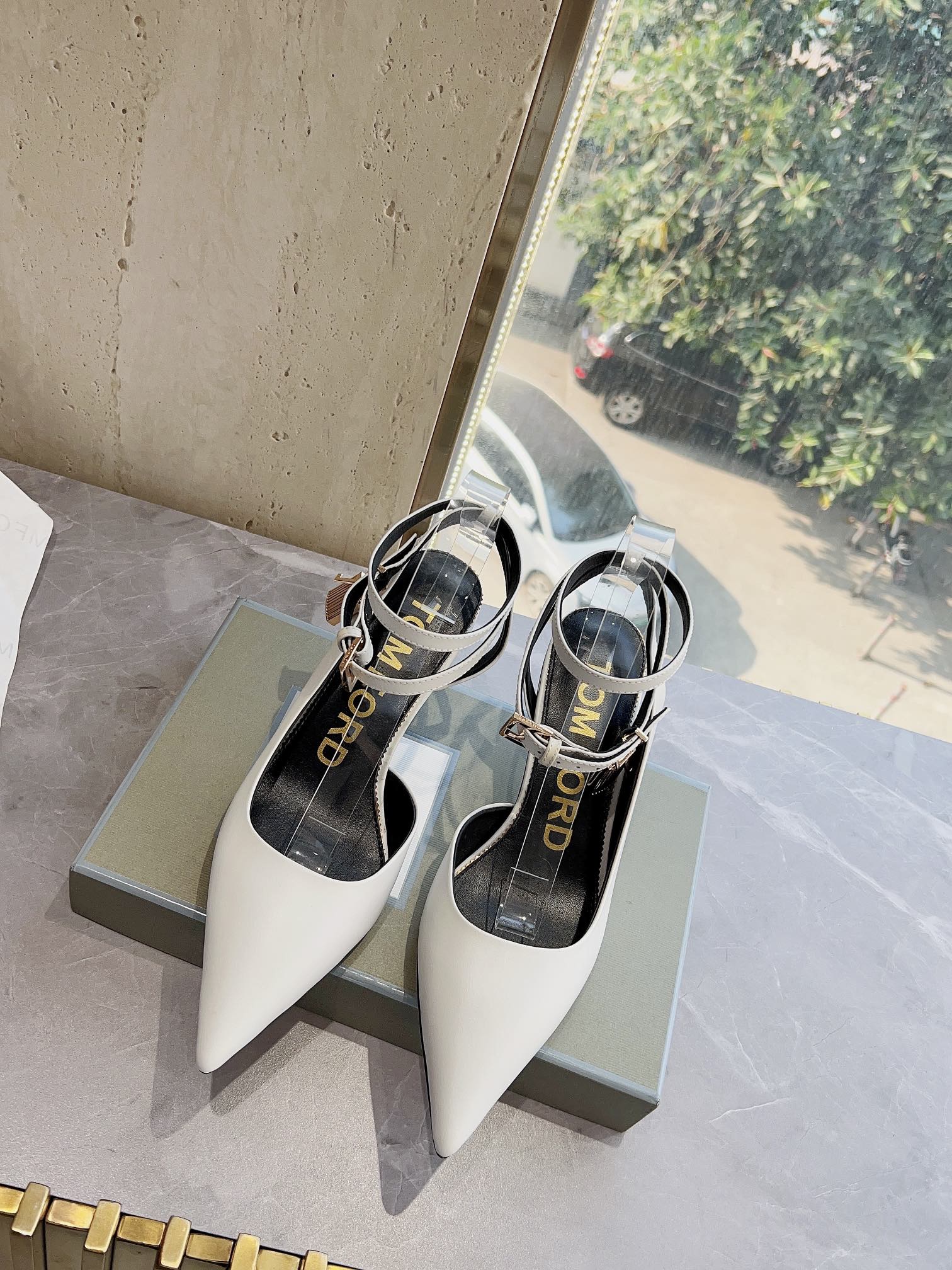 𝐓𝐎𝐌𝐅𝐎𝐑𝐃｜𝟐𝟎𝟐𝟑𝐒𝐒/𝐧𝐞𝐰  Dolce & Ga women's jeweled buckle jacquard raglan heels