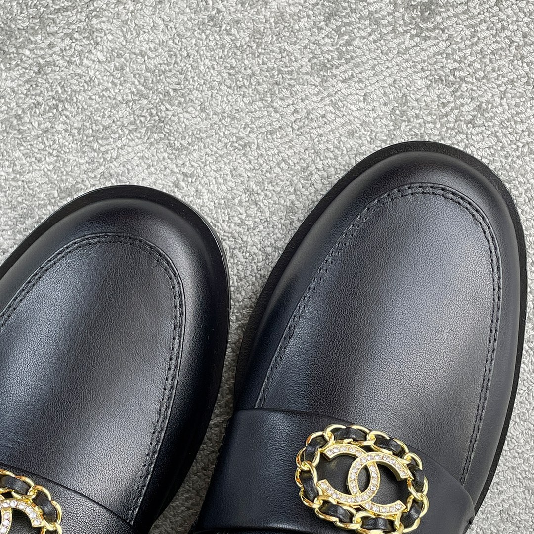 CHANEL Louboutins Simple small single shoes Lace-shaped round Logo leather outsole