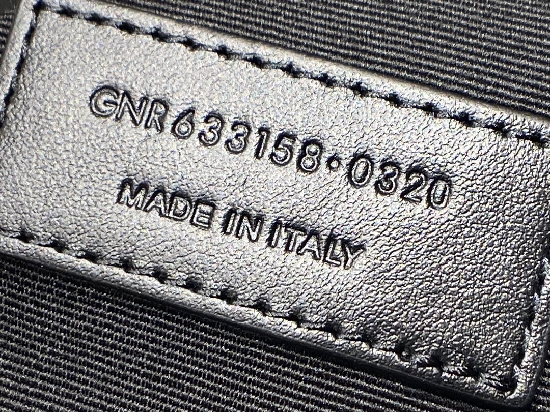 SAINT LAURENT  𝐍𝐢𝐤𝐢 28𝐜𝐦 #633158