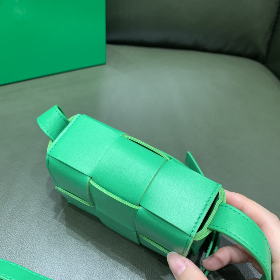 Bottega Veneta  MINI CASSETTE #666688