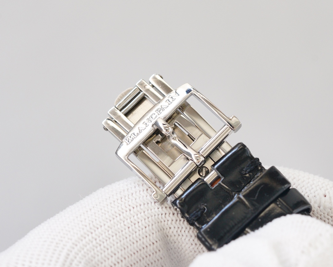 Blancpain - This functional watch comes from the classic Blancpain collection