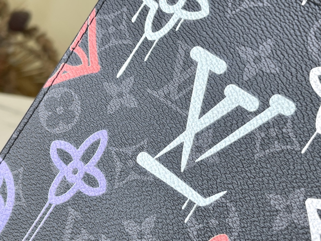 𝐋𝐎𝐔𝐈𝐒 𝐕𝐔𝐈𝐓𝐓𝐎𝐍  M81803