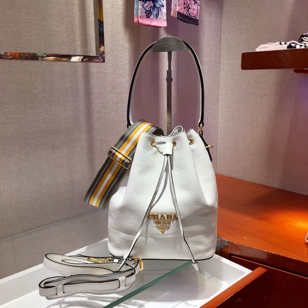 𝐏𝐑𝐀𝐃𝐀 Bucket bag 1BE018