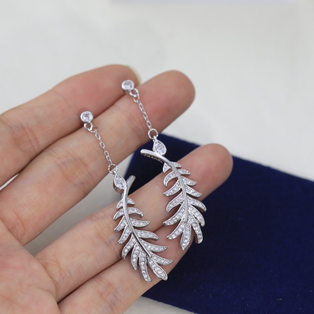 CHANEL🇫🇷Xiaoxiang Hollow Feather Stud Earrings Full Diamond Version Silver Needle