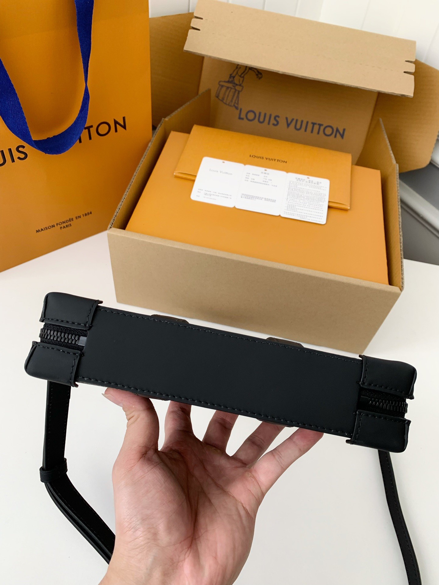 Louis Vuitton's new Sac Plat Horizontal Zippé men's black flower briefcase M80224 Size: 22.5*14*5cm