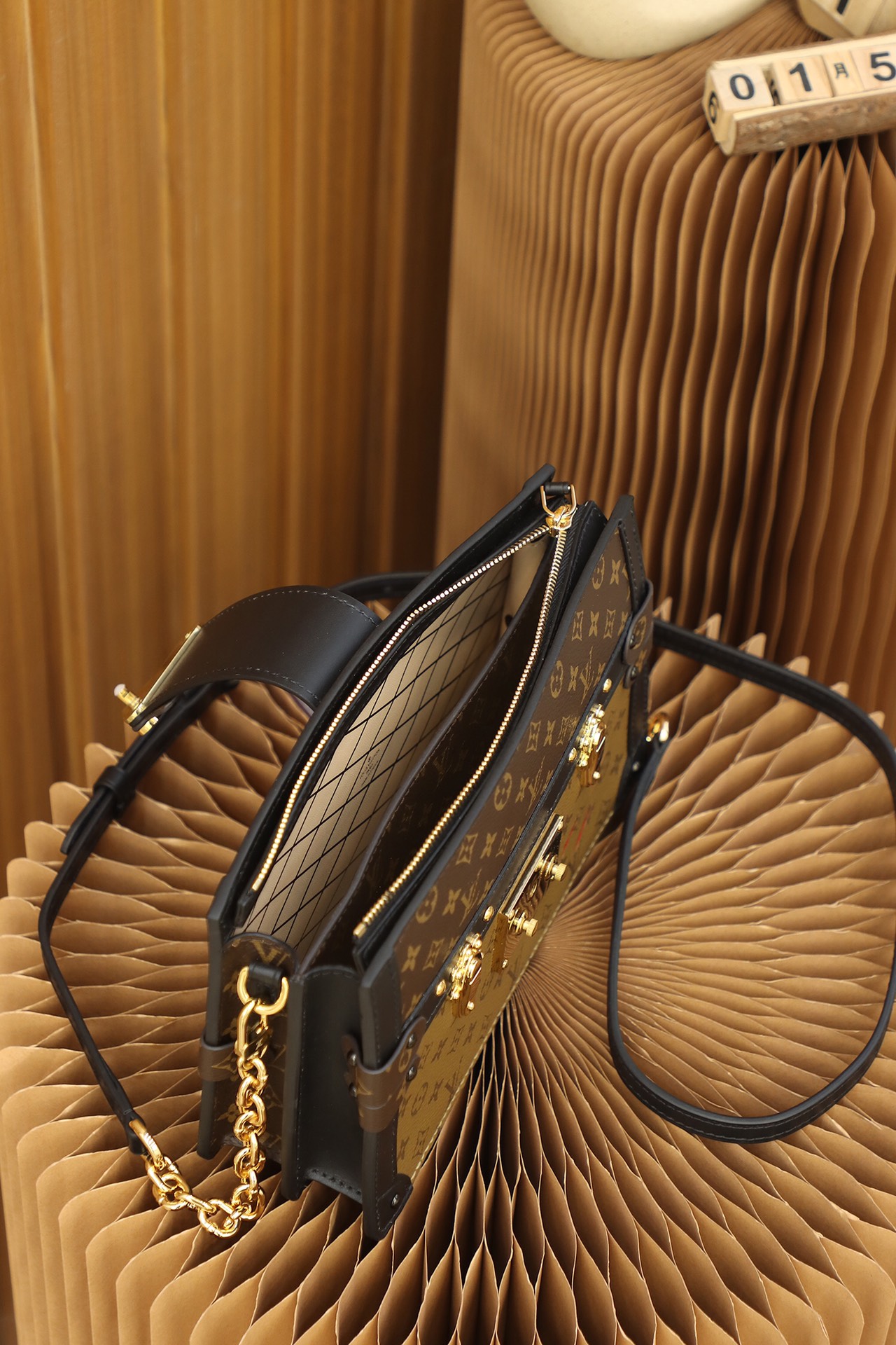 Louis Vuitton 𝙏𝙍𝙐𝙉𝙆 𝘾𝙇𝙐𝙏𝘾𝙃 soft case bag M43596