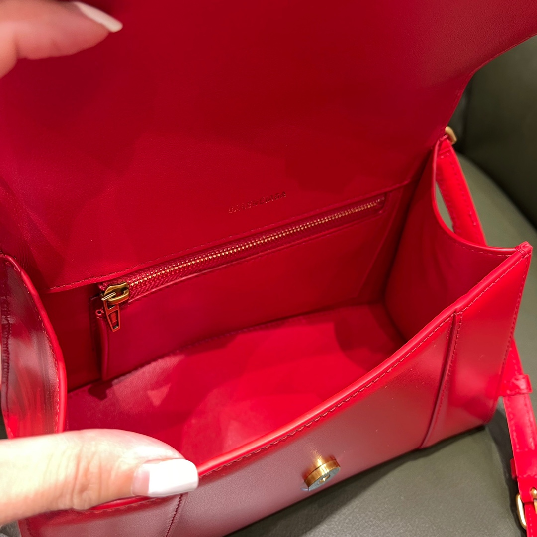 BALENCIAGA 𝐇𝐨𝐮𝐫𝐠𝐥𝐚𝐬𝐬 𝐒 The hourglass bag of the fashion world