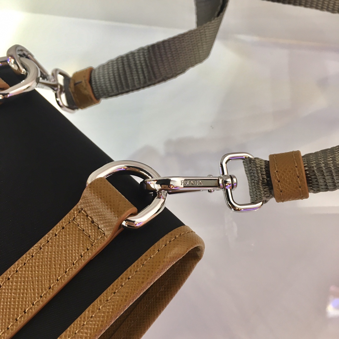 𝐏𝐑𝐀𝐃𝐀𝐀 New cell phone bag