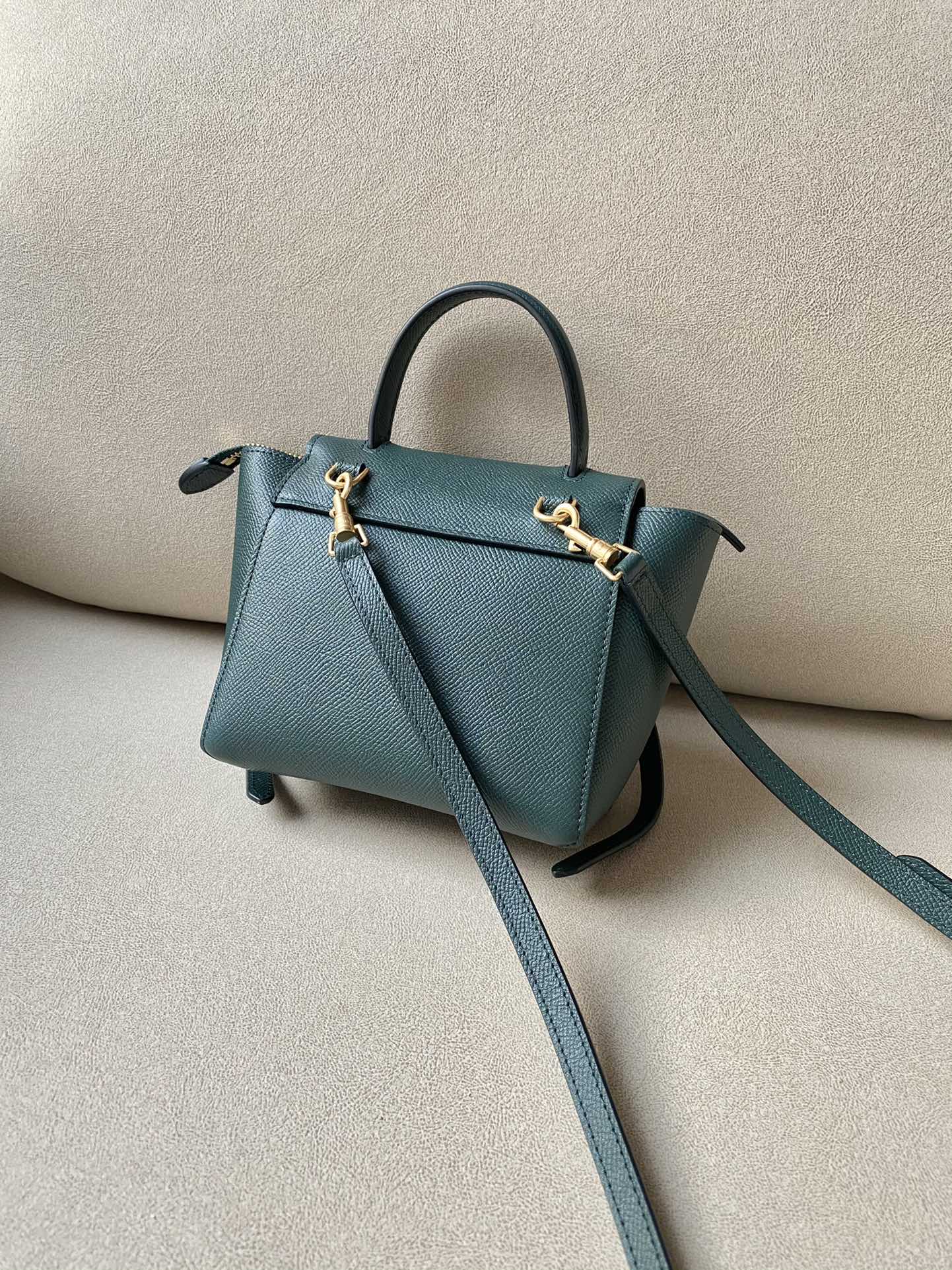 𝐂𝐞𝐥𝐢𝐧𝐞 𝐛𝐞𝐥𝐭 𝐩𝐢𝐜𝐨 𝟏𝟔𝐜𝐦 Grained Calfskin Bag