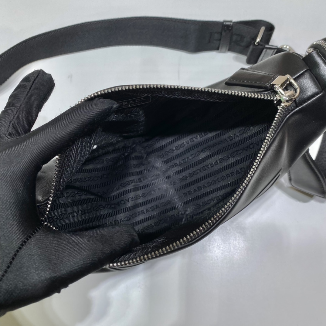 𝐏𝐑𝐀𝐃𝐀 Triangle Crossbody Bag 1BH190