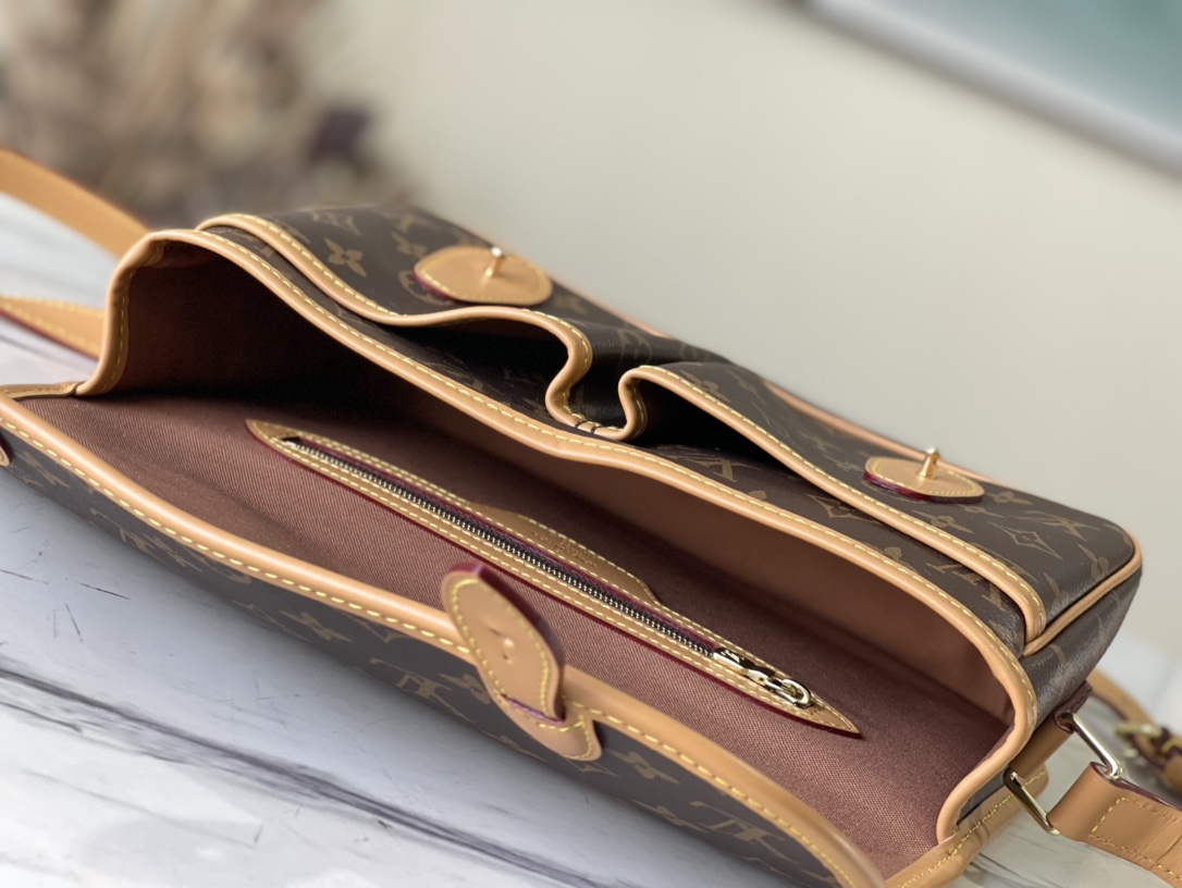 𝐋𝐎𝐔𝐈𝐒 𝐕𝐔𝐈𝐓𝐓𝐎𝐍    M42247