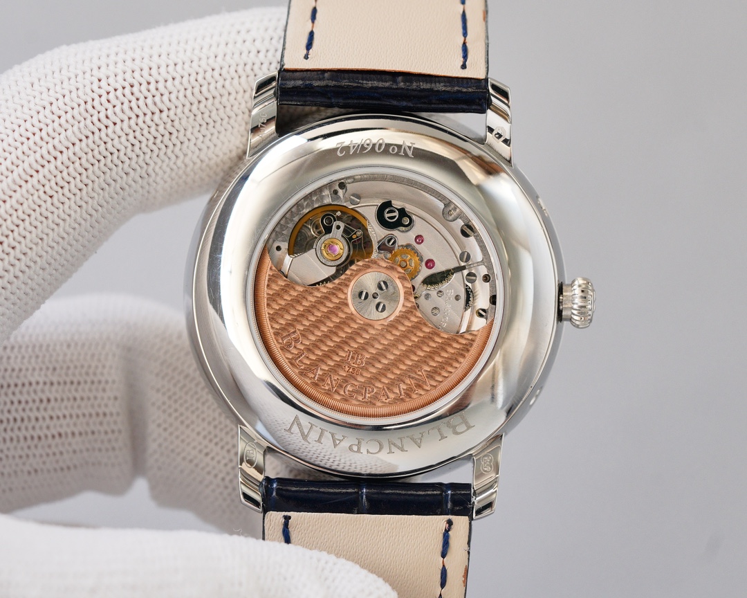 Blancpain - This functional watch comes from the classic Blancpain collection