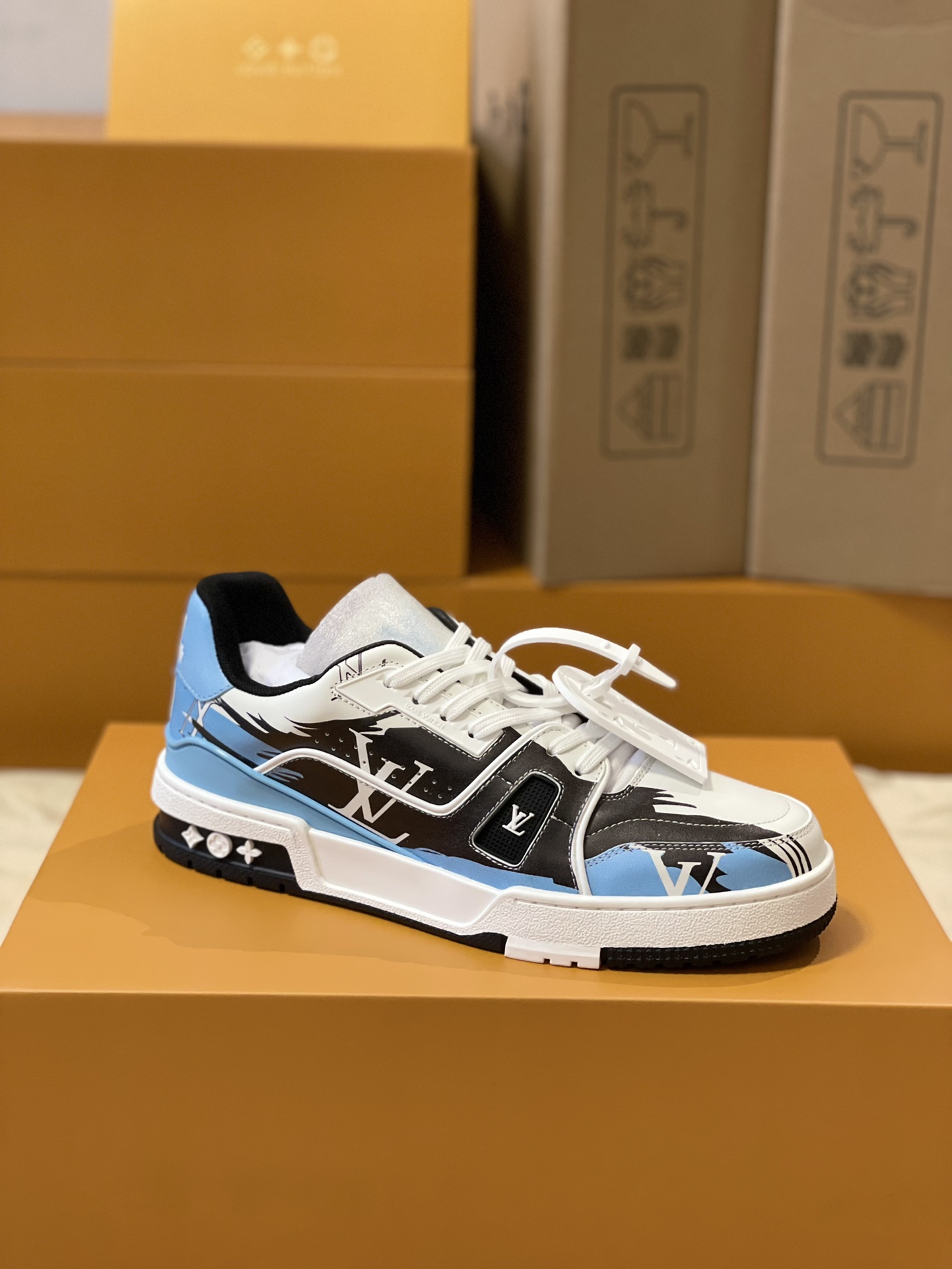 Louis Vuitton Trainer sneakers for couples, style number 1AA373