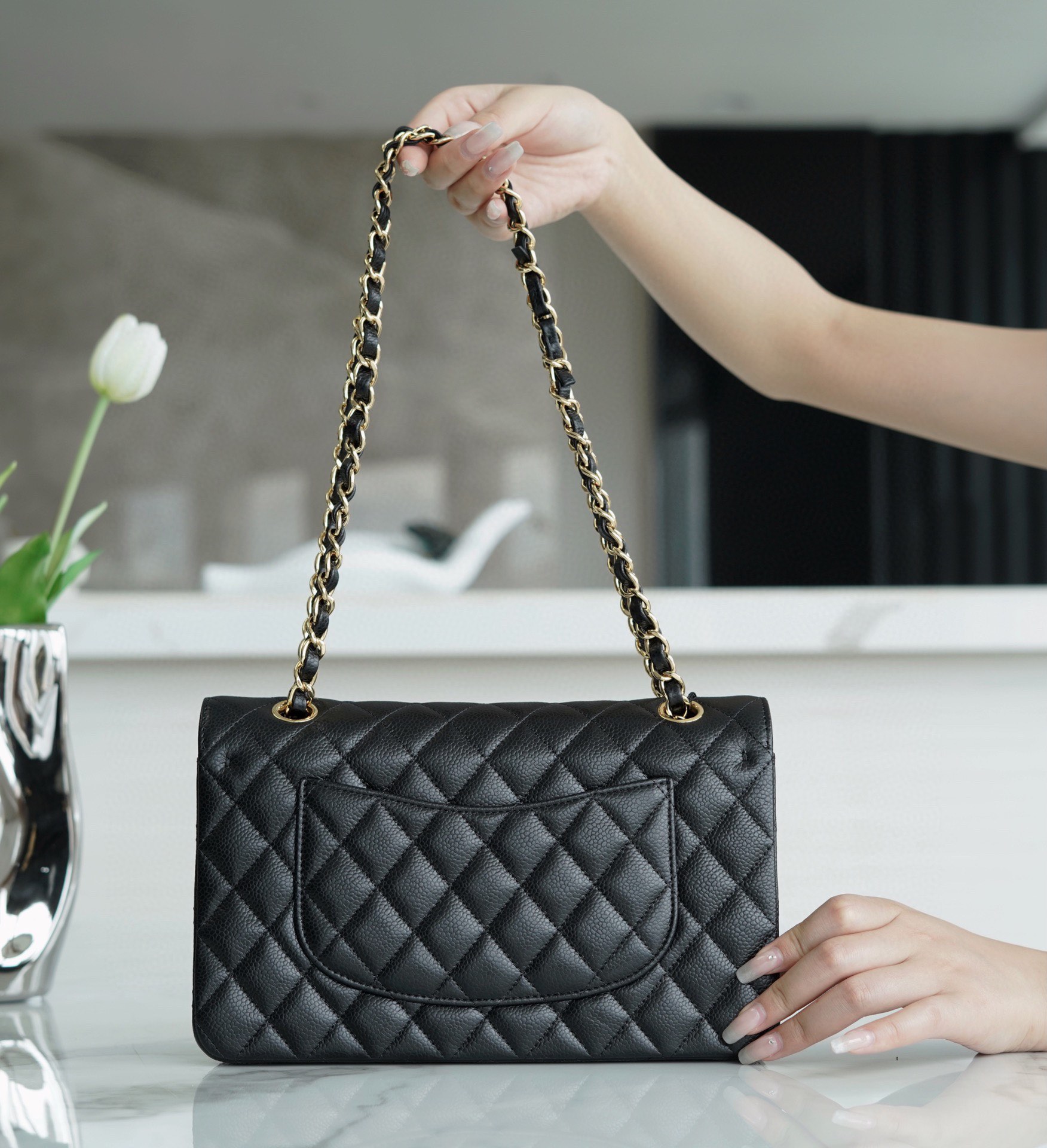 𝐂𝐇𝐀𝐍𝐄𝐋 Classic Flap France 🇫🇷 𝐇𝐚𝐚𝐬 Original Caviar 🐂 Original Lychee 🐂 Medium Gold Buckle 🖤 Black