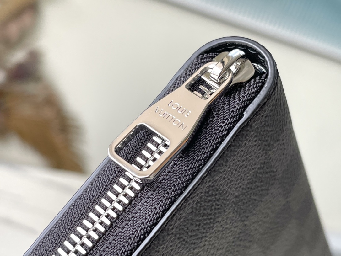 𝐋𝐎𝐔𝐈𝐒 𝐕𝐔𝐈𝐓𝐓𝐎𝐍    N41661