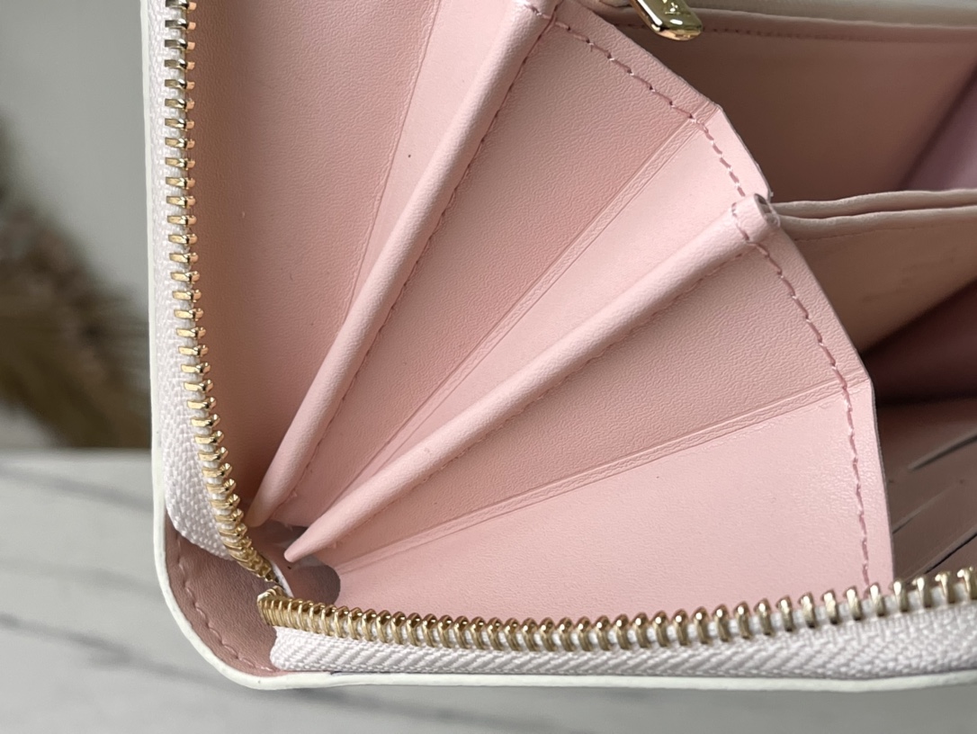 𝐋𝐎𝐔𝐈𝐒 𝐕𝐔𝐈𝐓𝐓𝐎𝐍    M82290