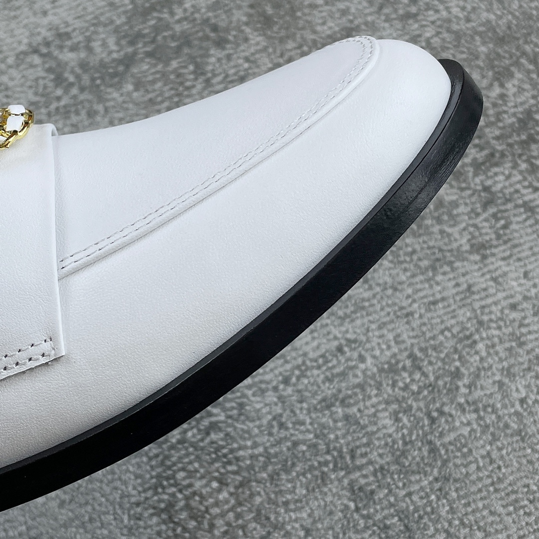 CHANEL Louboutins Simple small single shoes Lace-shaped round Logo leather outsole