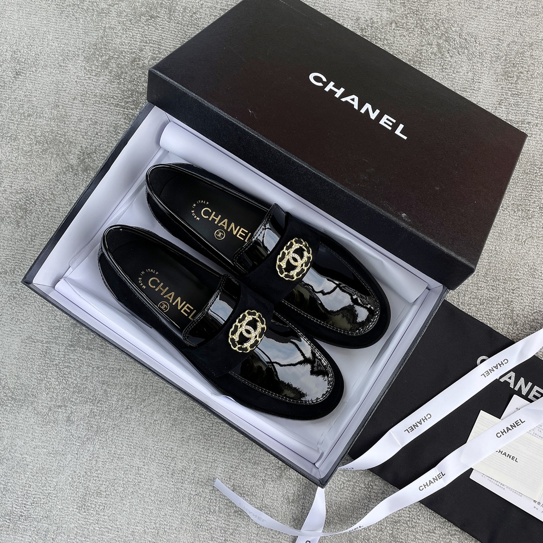 CHANEL Louboutins Simple small single shoes Lace-shaped round Logo leather outsole