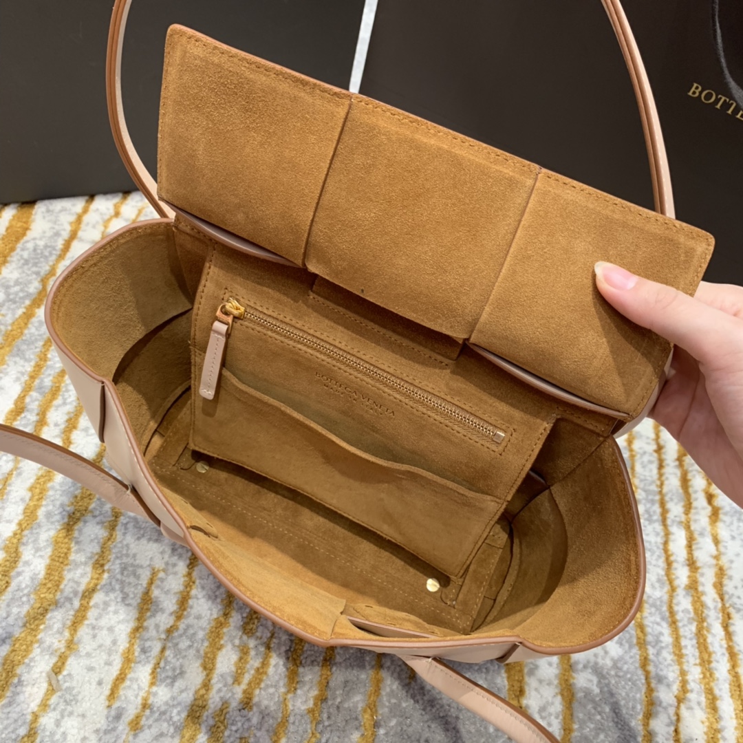 Bottega Veneta  𝙏𝙝𝙚 𝘼𝙧𝙘𝙤 𝟯𝟯 #575943