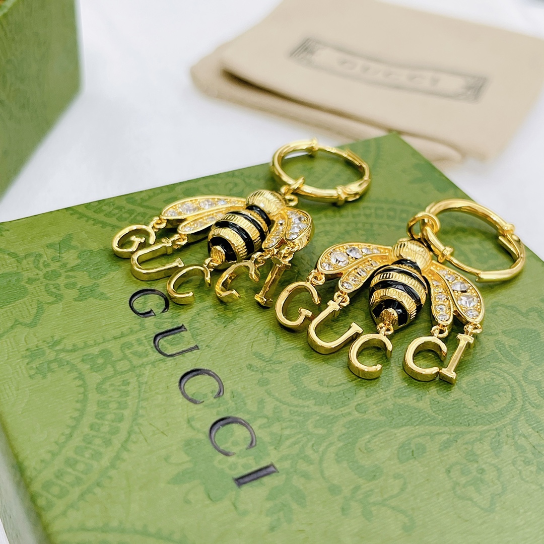 𝐆𝐮𝐜𝐜𝐢 new bee letter earrings