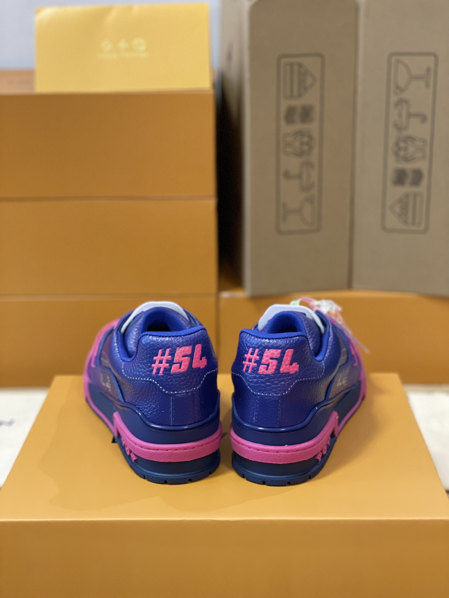 Louis Vuitton couple models LVTRAINER sneakers model number MS0119