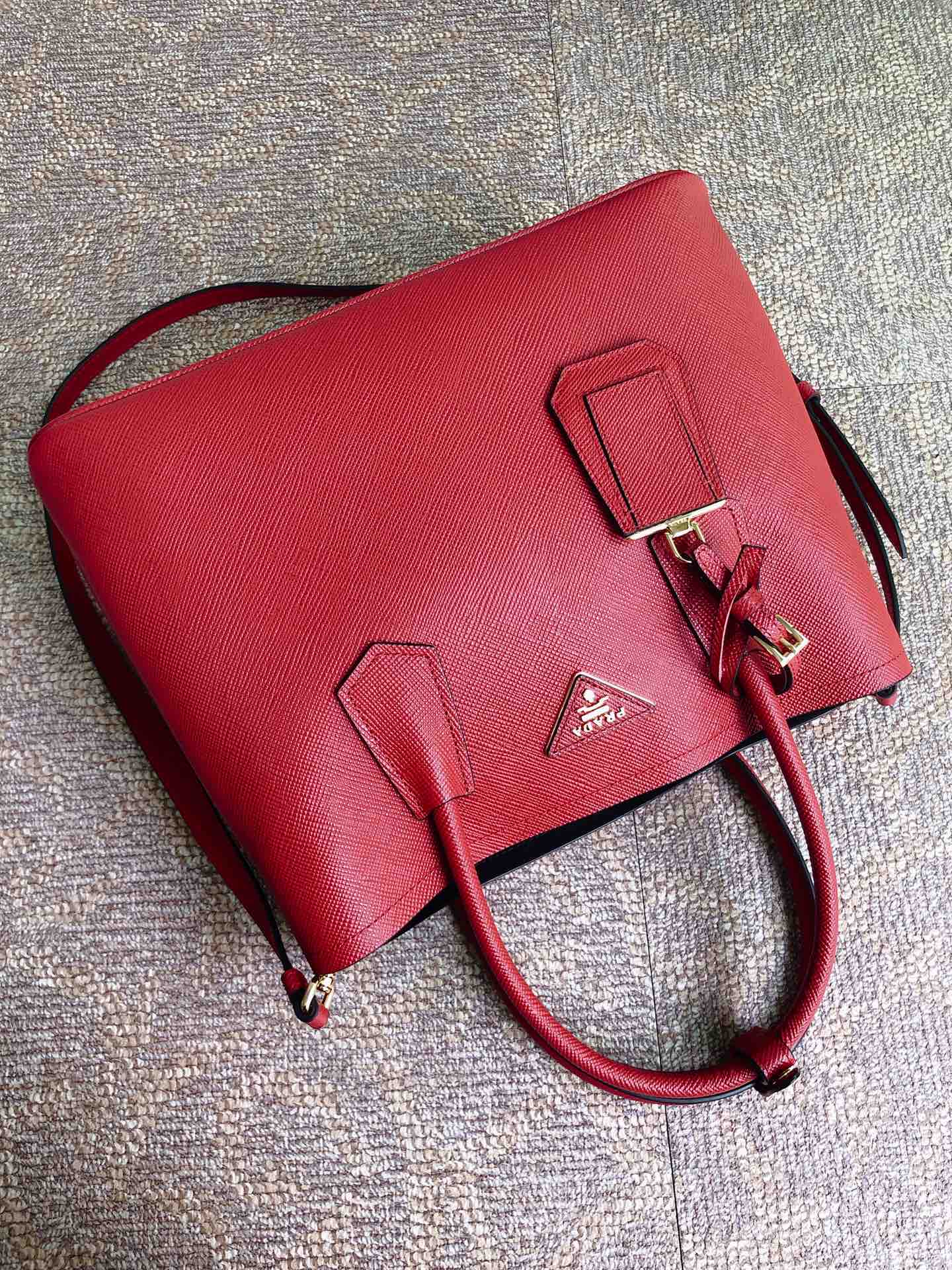 𝐏𝐑𝐀𝐃𝐀 Classic 1BG775