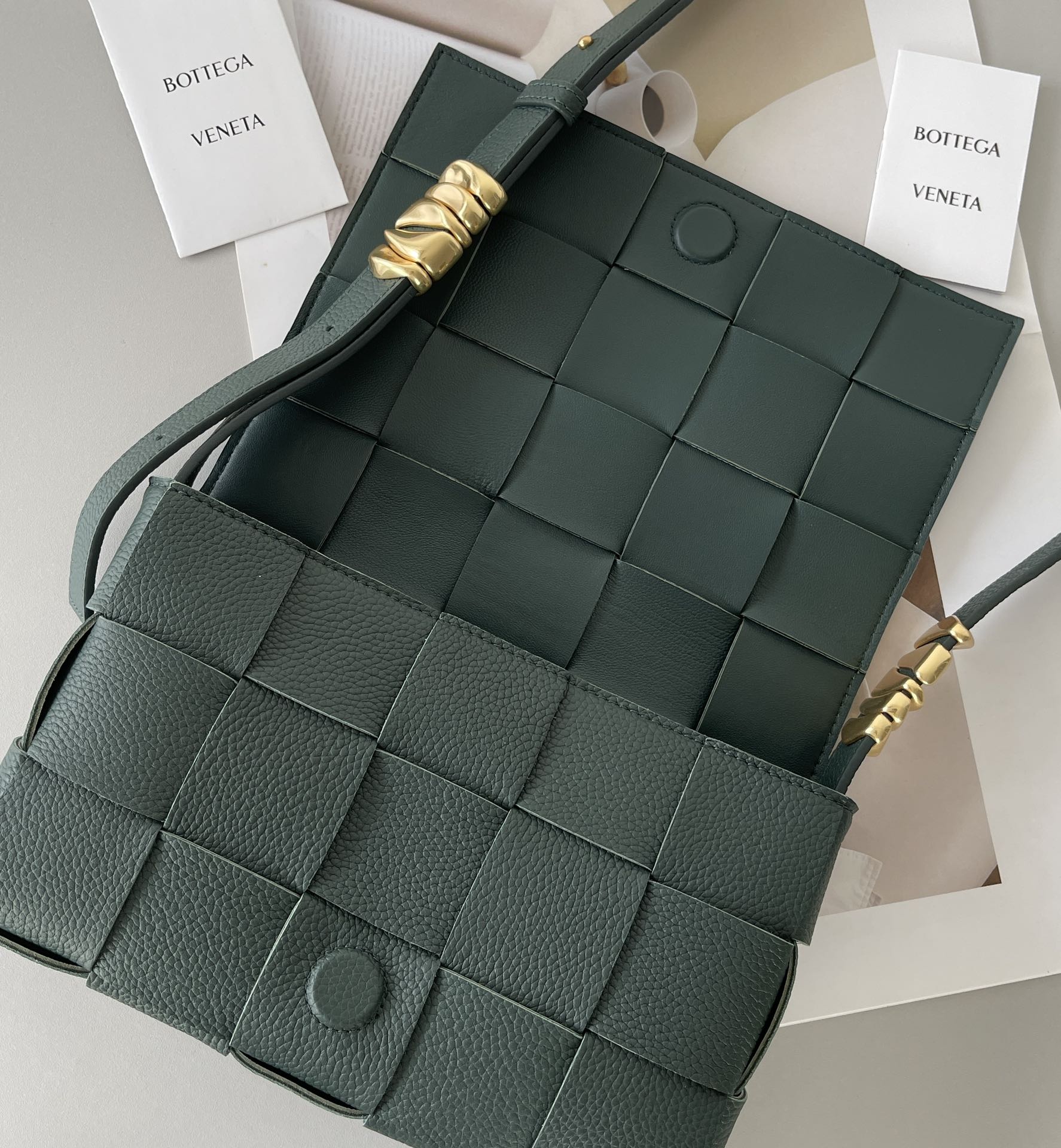 Bottega Veneta Cassette 5-panel lychee print Maple Brown #666870