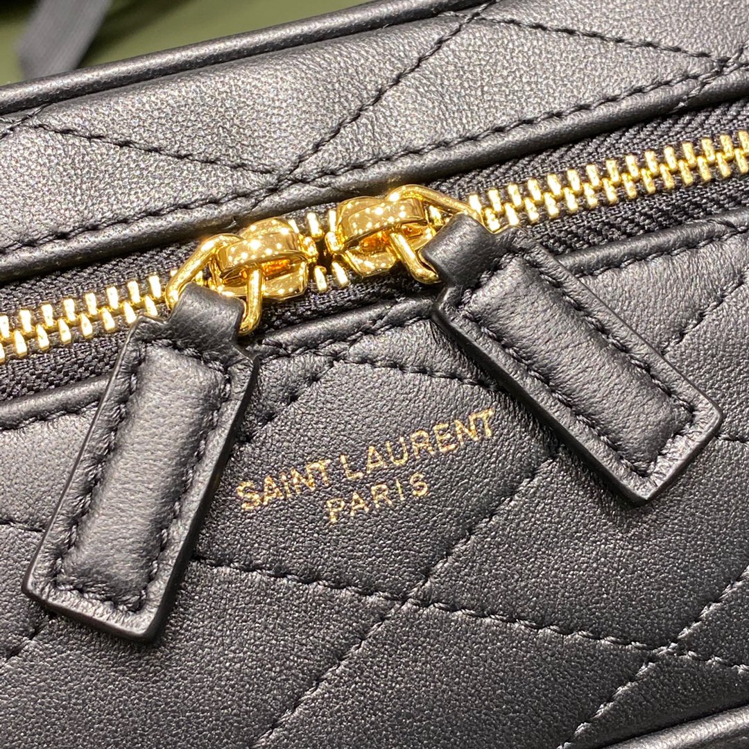 SAINT LAURENT  𝙑𝙖𝙣𝙞𝙩𝙮 𝘾  #669560.JD