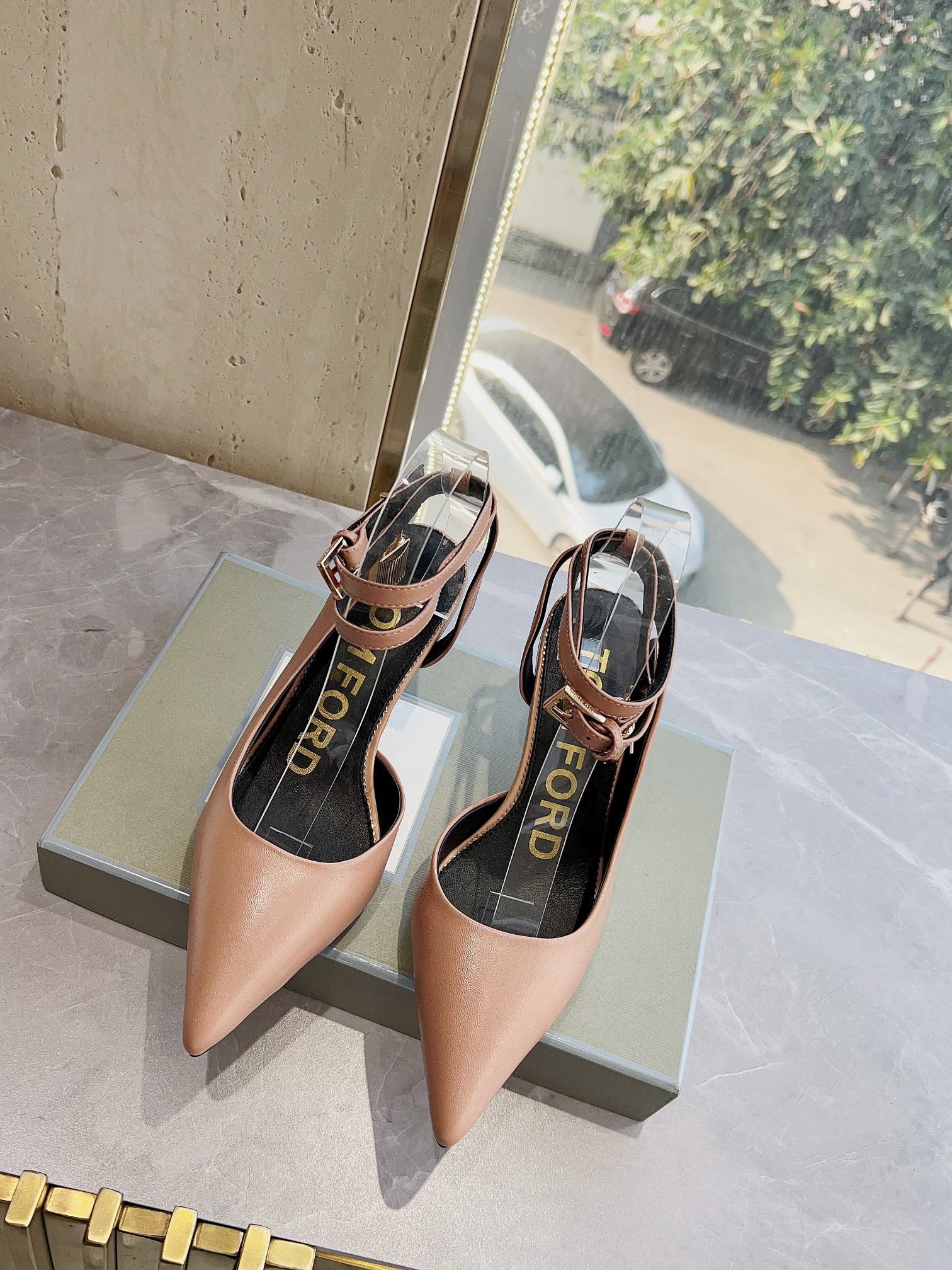 𝐓𝐎𝐌𝐅𝐎𝐑𝐃｜𝟐𝟎𝟐𝟑𝐒𝐒/𝐧𝐞𝐰  Dolce & Ga women's jeweled buckle jacquard raglan heels