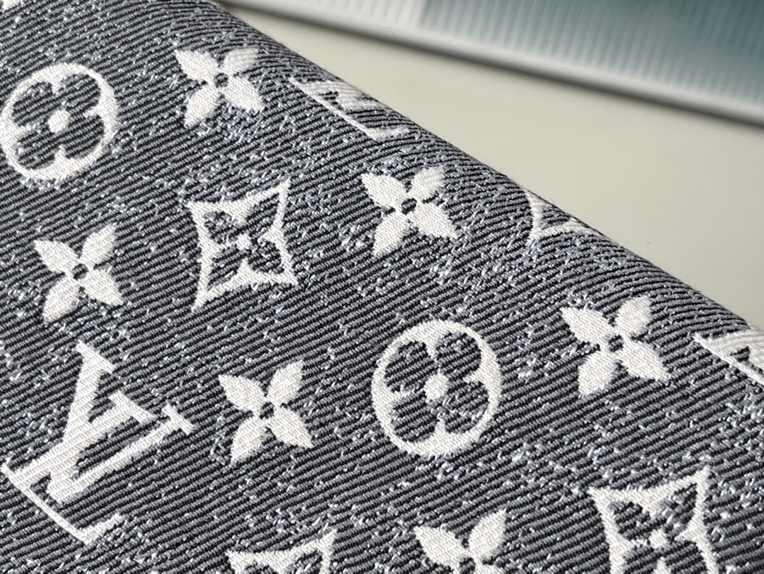 𝐋𝐎𝐔𝐈𝐒 𝐕𝐔𝐈𝐓𝐓𝐎𝐍   M81858