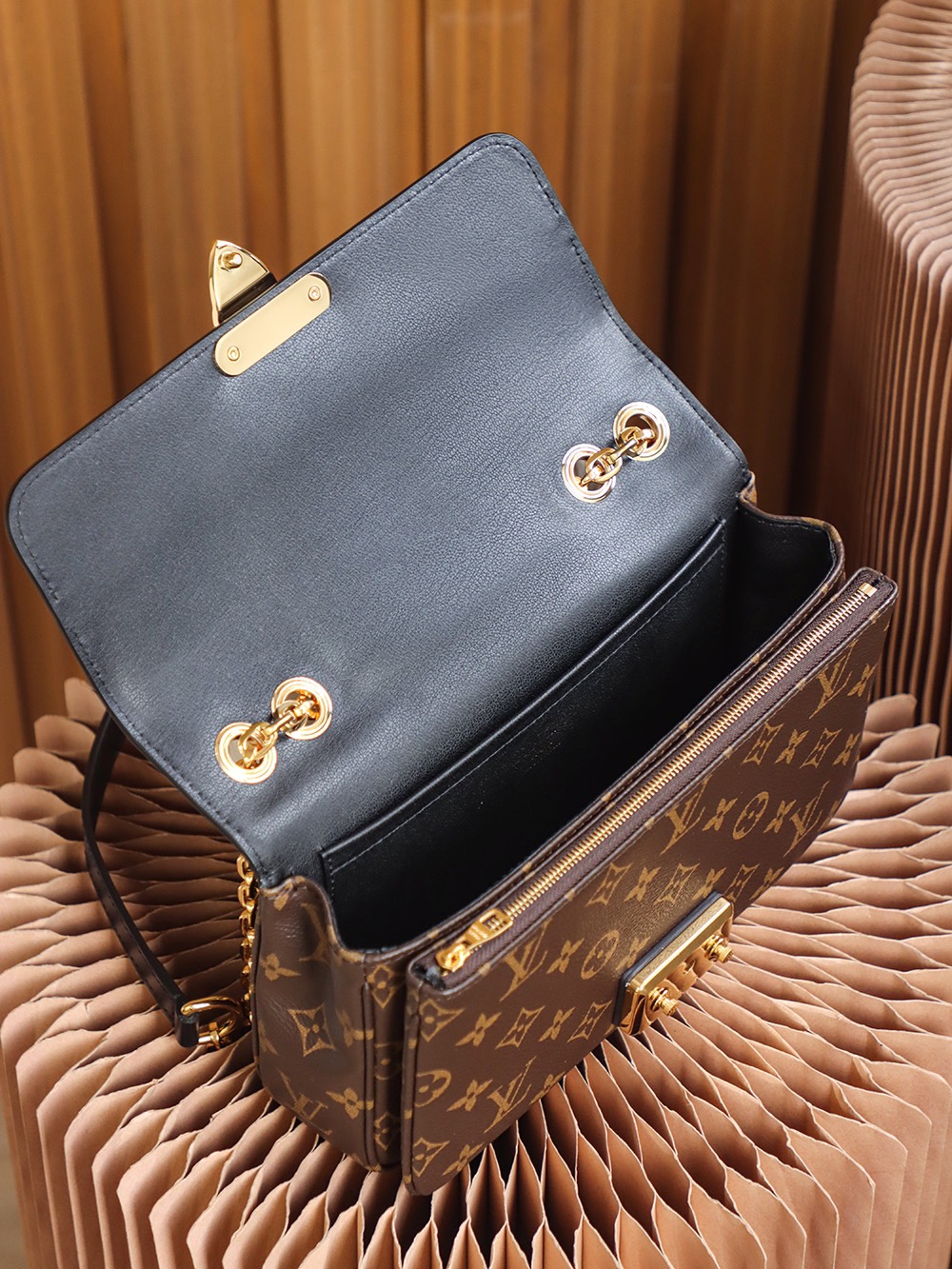 Louis Vuitton 𝐌𝐀𝐑𝐂𝐄𝐀𝐔 #M46126#