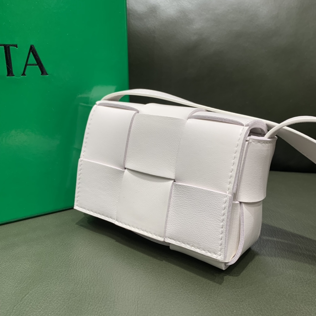 Bottega Veneta  MINI CASSETTE #666688