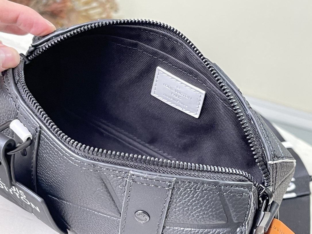 𝐋𝐎𝐔𝐈𝐒 𝐕𝐔𝐈𝐓𝐓𝐎𝐍     M21543