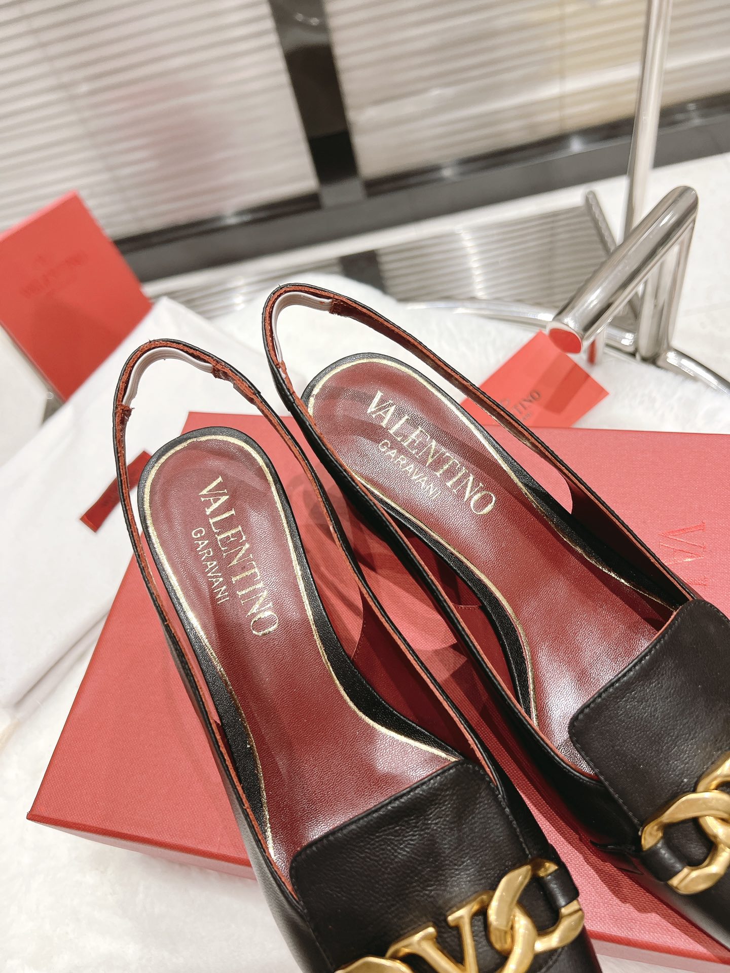 【Valentino】𝟐𝟎𝟐𝟏/𝐒𝐒 𝐧𝐞𝐰  Valentino fabric patent leather lining sheepskin sole cowhide