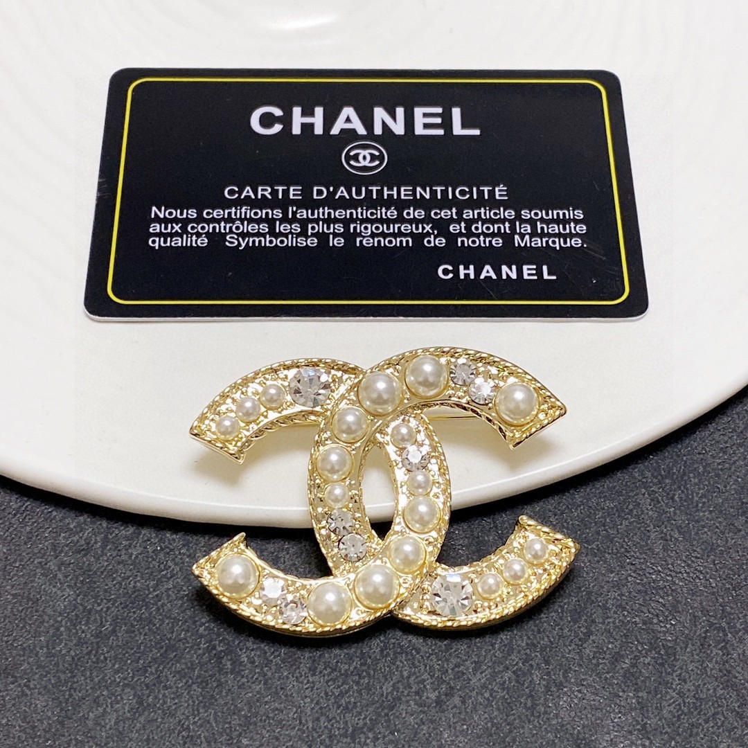 CHANEL🇫🇷Chanel diamond and pearl with Chanel brooch
