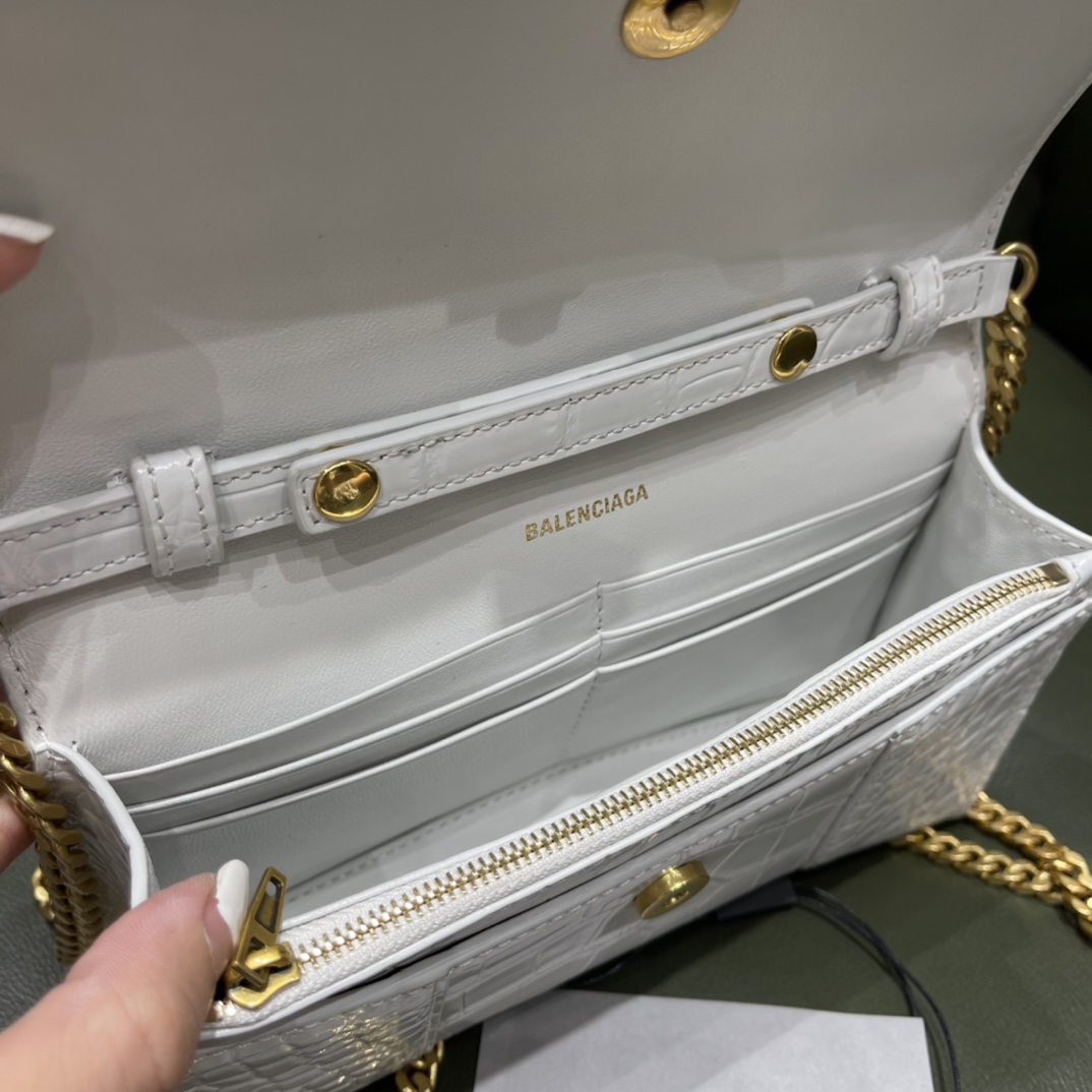 BALENCIAGA 𝐇𝐨𝐮𝐫𝐠𝐥𝐚𝐬𝐬 𝐰𝐚𝐥𝐥𝐞𝐭 𝐨𝐧 𝐜𝐡𝐚𝐢𝐧 ⏳ ▪️ crocodile print white gold buckle