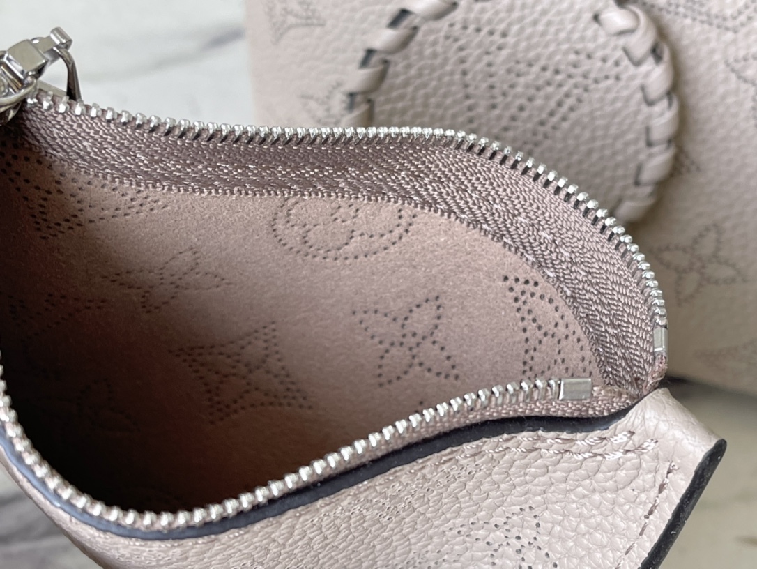 𝐋𝐎𝐔𝐈𝐒 𝐕𝐔𝐈𝐓𝐓𝐎𝐍   M21849