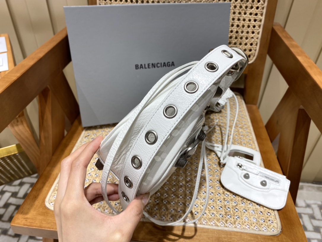BALENCIAGA 𝐋𝐞 𝐂𝐚𝐠𝐨𝐥𝐞 Moon Bag