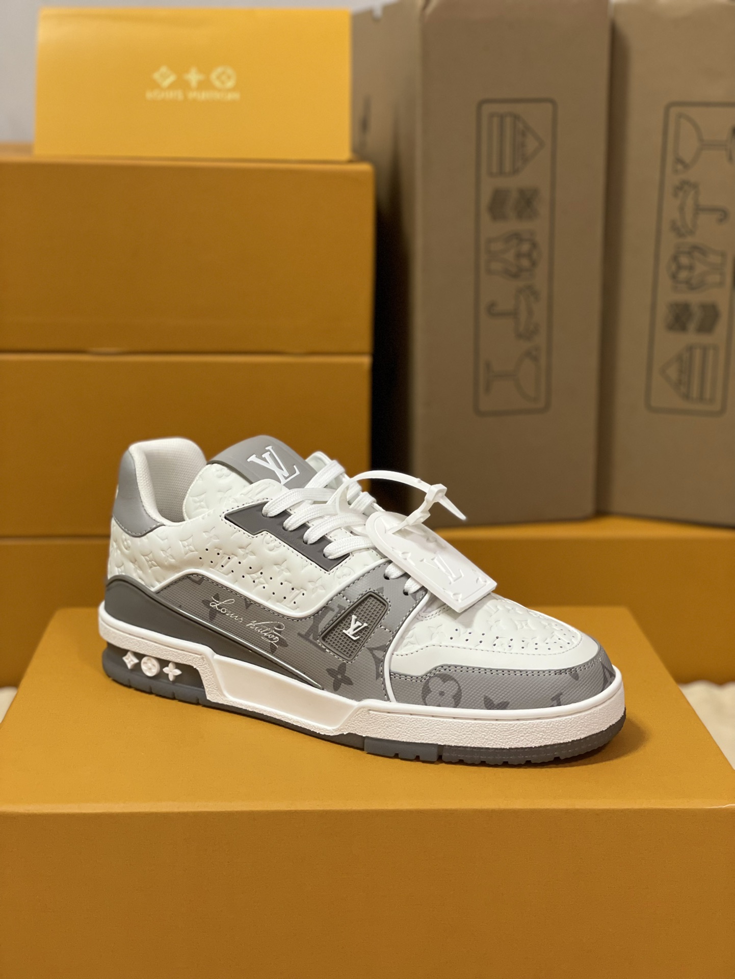 Louis Vuitton Trainer Sneakers Couple Model LD 0727