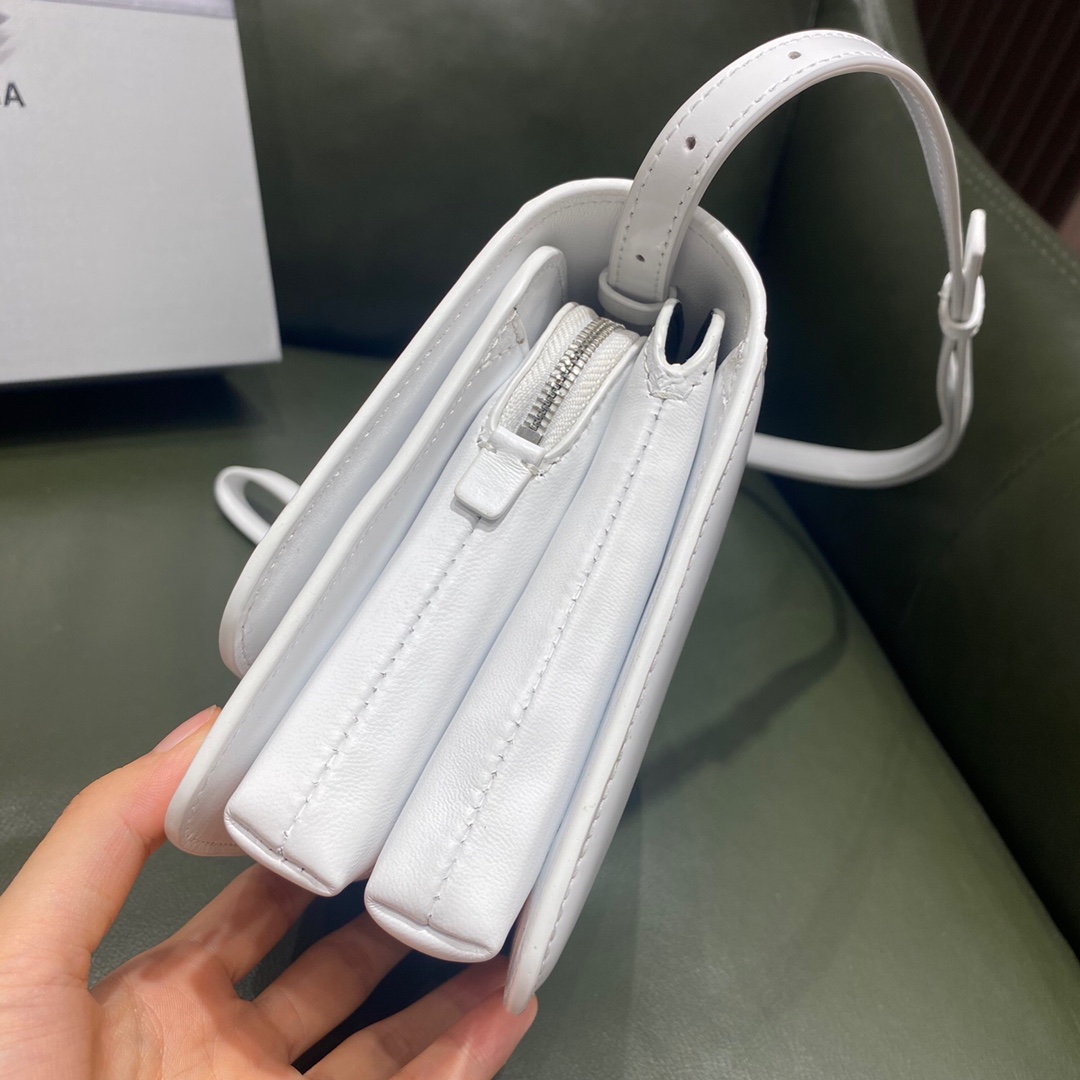 BALENCIAGA 𝘀𝗺𝗮𝗹𝗹 𝗯𝗮𝗴 Plain white silver buckle