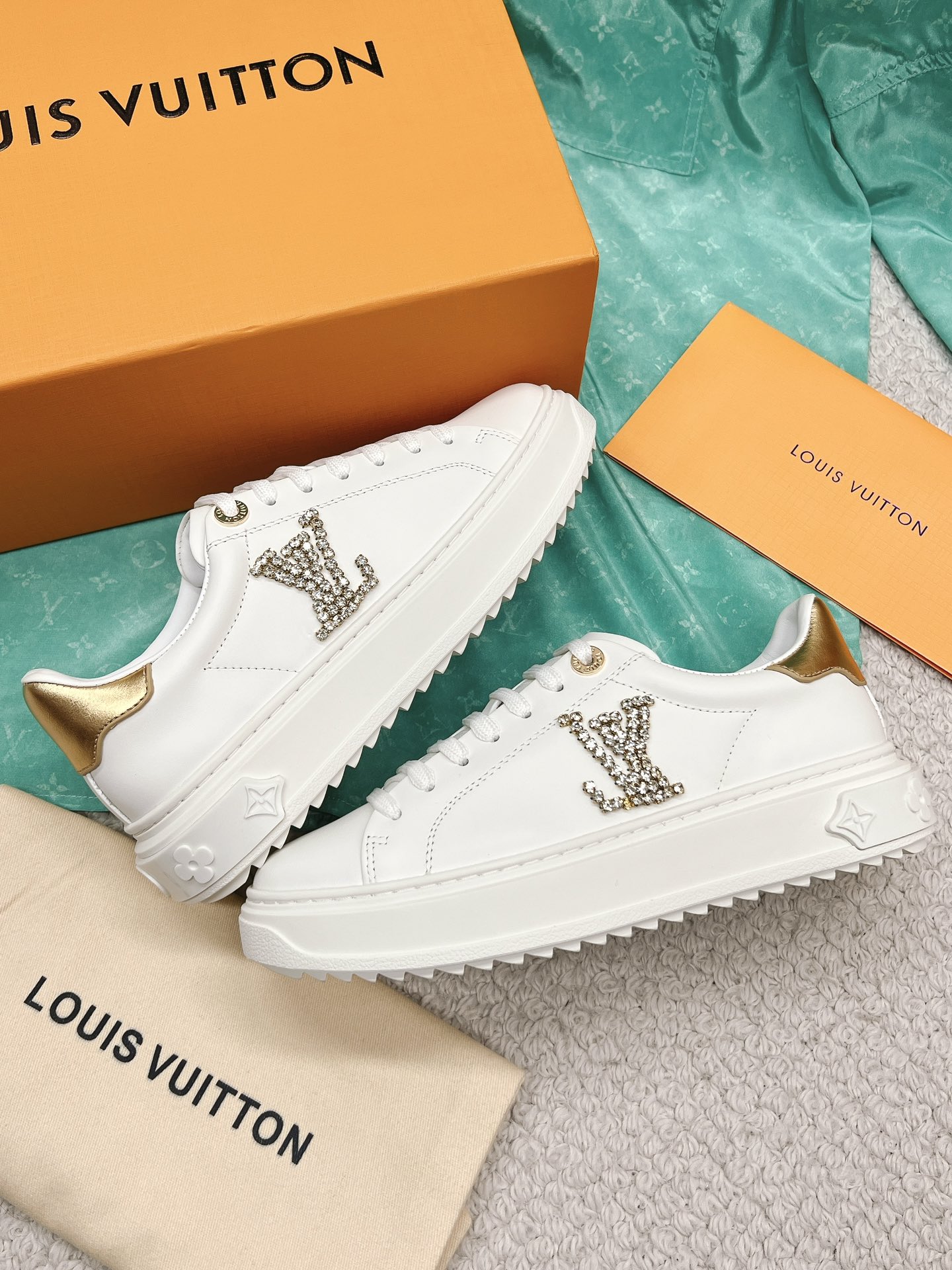 Louis Vuitton's new letter rhinestone white shoes series is new🆕