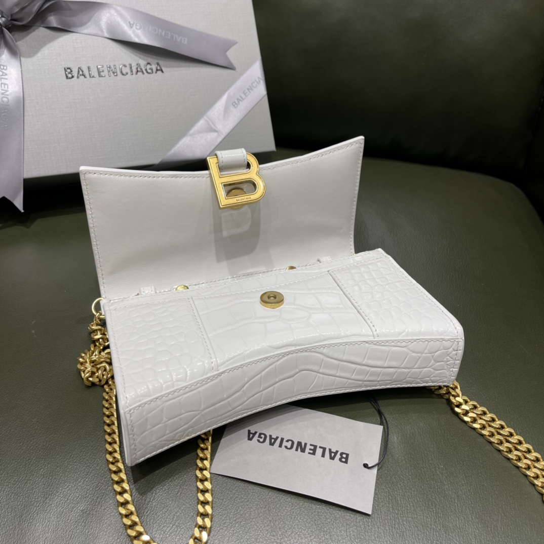 BALENCIAGA 𝐇𝐨𝐮𝐫𝐠𝐥𝐚𝐬𝐬 𝐰𝐚𝐥𝐥𝐞𝐭 𝐨𝐧 𝐜𝐡𝐚𝐢𝐧 ⏳ ▪️ crocodile print white gold buckle