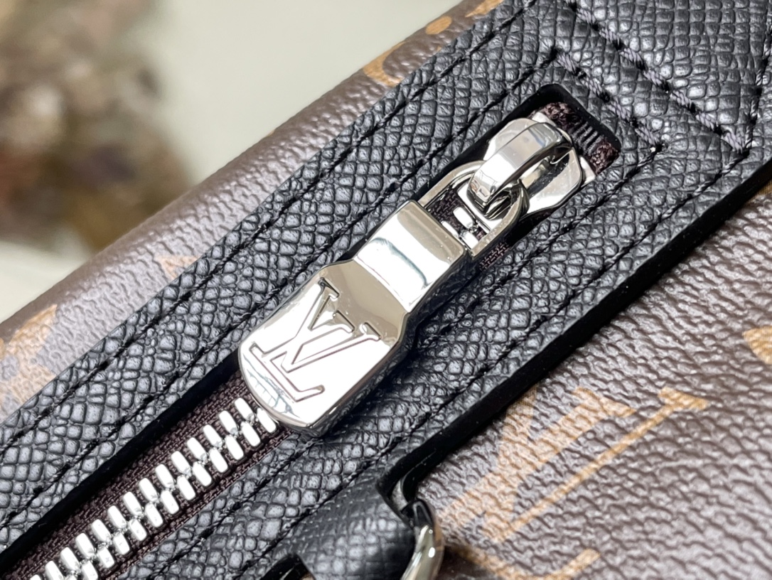 𝐋𝐎𝐔𝐈𝐒 𝐕𝐔𝐈𝐓𝐓𝐎𝐍 M30936 Presbyopia Duo Shoulder Bag Stitching