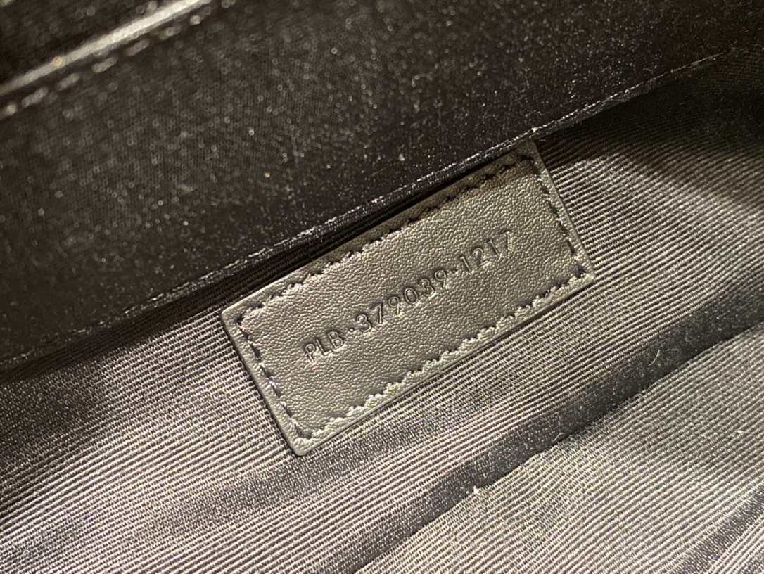 SAINT LAURENT 𝑴𝒐𝒏𝒐𝒈𝒓𝒂𝒎 𝑾𝒐𝒄  #379039