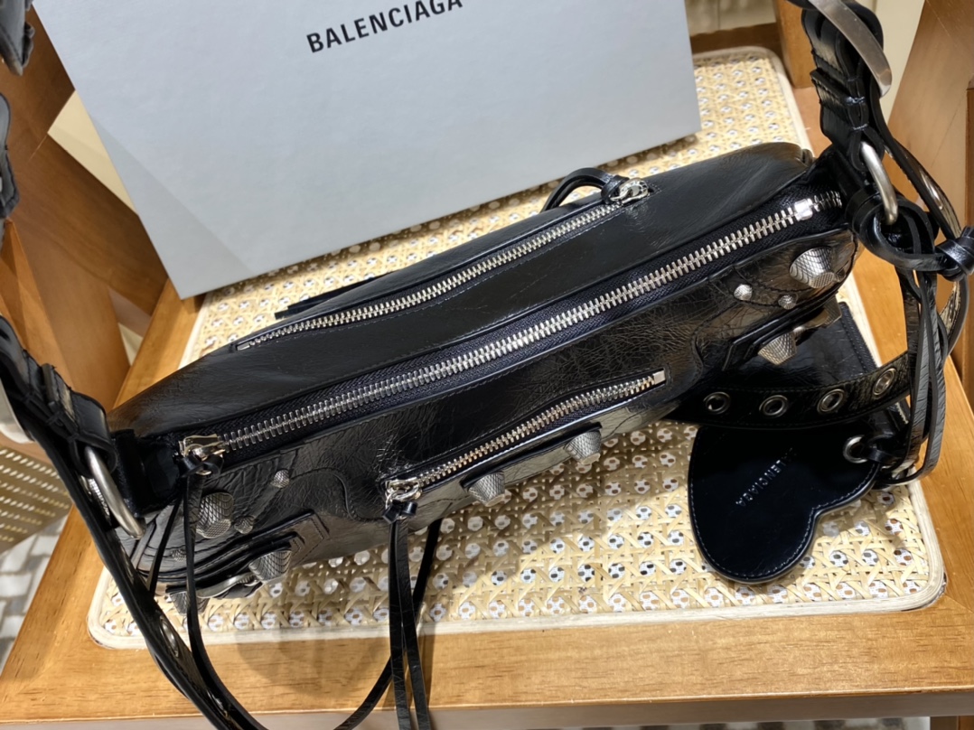 BALENCIAGA 𝐋𝐞 𝐂𝐚𝐠𝐨𝐥𝐞 Moon Bag