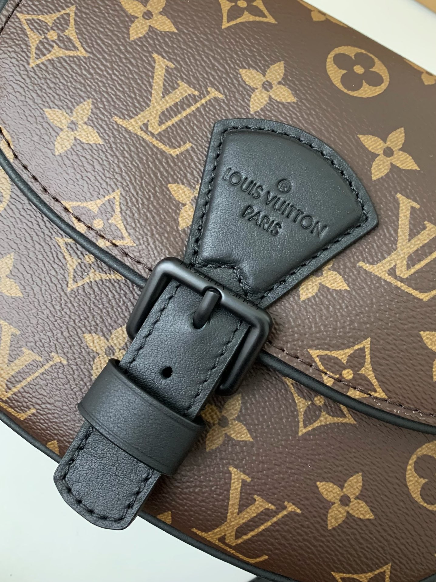 Louis Vuitton New season Montsouris Small Messenger Bag M47060 Size：20*17*7cm