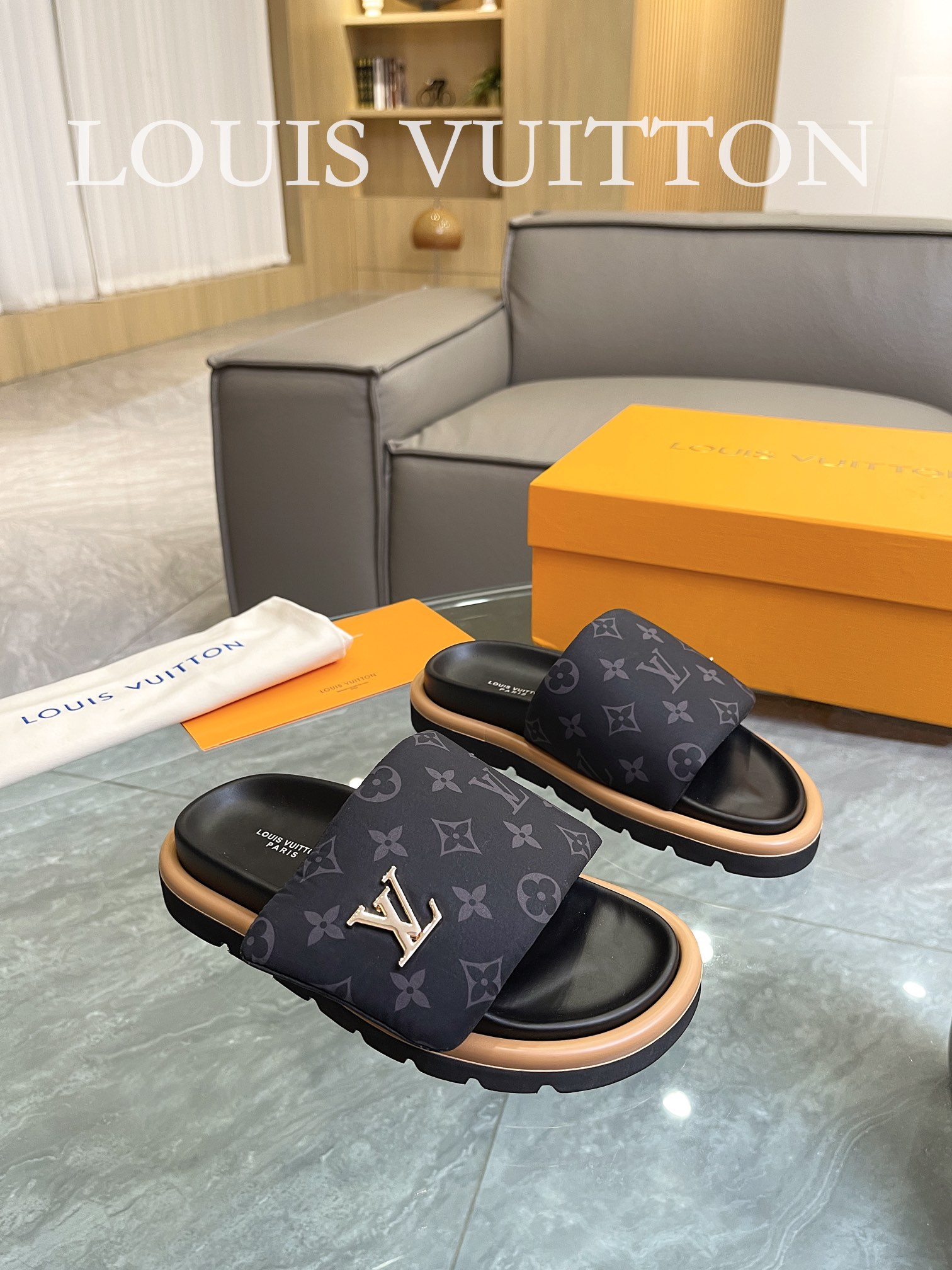 Louis Vuitton 2023 couple models embossed print