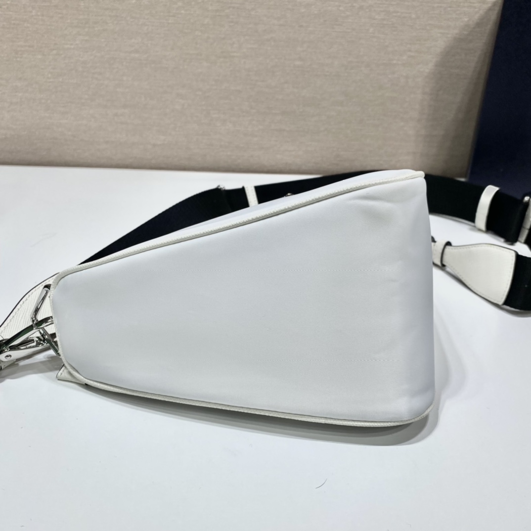 𝐏𝐑𝐀𝐃𝐀 Triangle Crossbody Bag